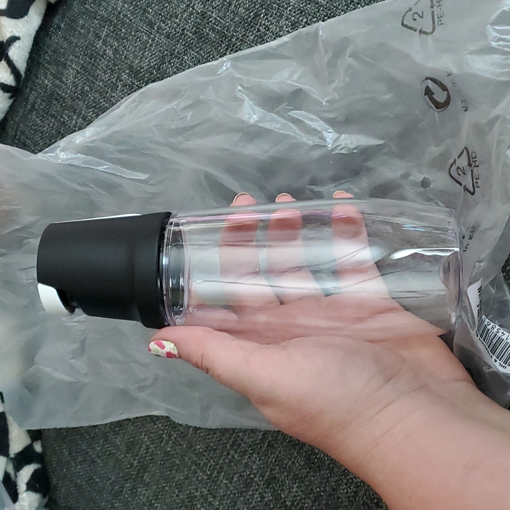 Tupperware tilt n serve liquids dispenser